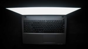 ordinateur portable plongé dans le noir